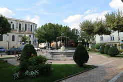 Fontaine place Henri IV et église